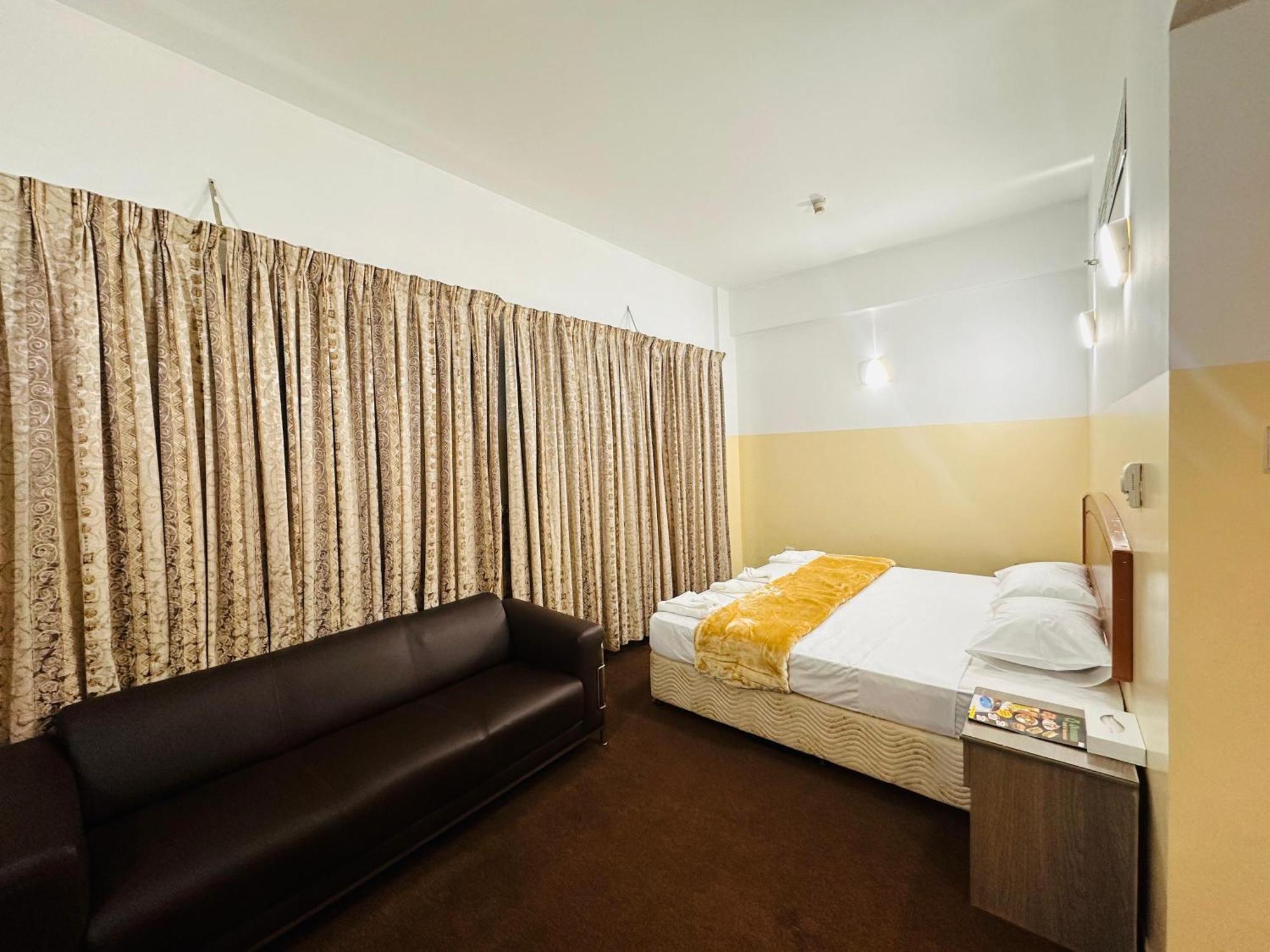 Queens Next Sabkha Bus Station Hotel 2*