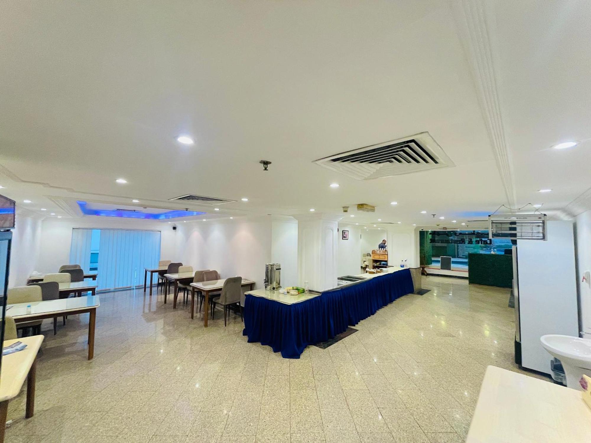 Hotel Queens Next Sabkha Bus Station