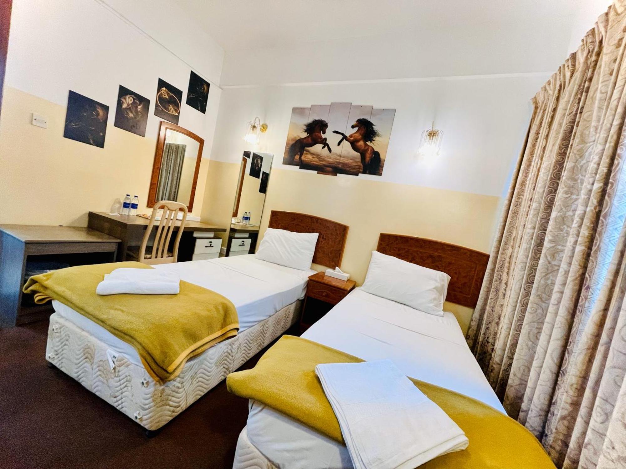 Queens Next Sabkha Bus Station Hotel 2*