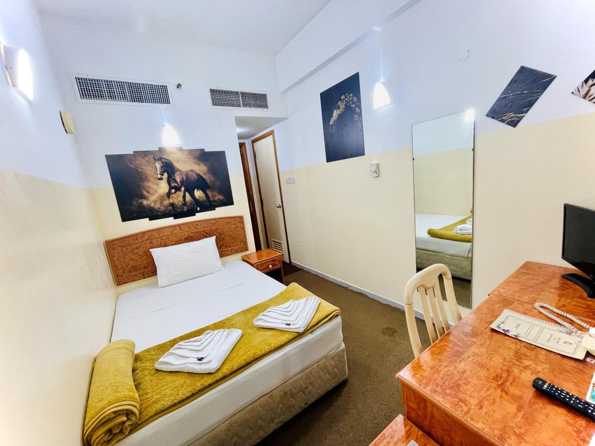 Hotel Queens Next Sabkha Bus Station Dubai
